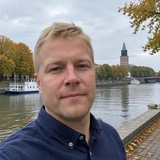 Muotokuva Valdemar Kivestä, noin nelikymppinen mies jolla on lyhyet vaaleat hiukset ja tummansininen paita
