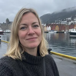 Portrett av Siri Brekke, kvinne i slutten av trettiårene med skulderlangt lyst hår og mørk genser
