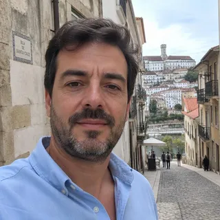 Retrato de Gonçalo Teves, homem na casa dos quarenta com barba curta e camisa azul clara